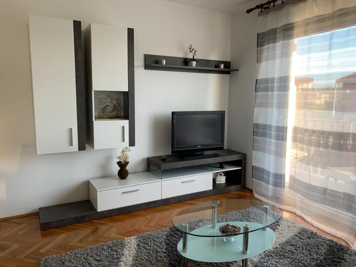 Apartman Madape Apartment Сесвете Екстериор снимка