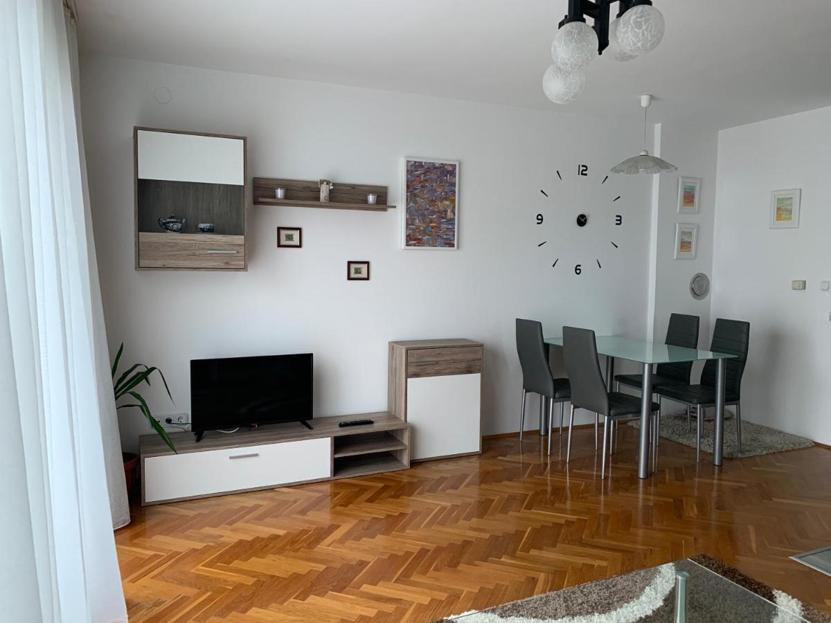 Apartman Madape Apartment Сесвете Екстериор снимка